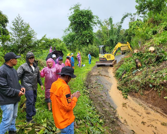Longsor di KKA Pemko Langsung Bergerak untuk Membersihkan